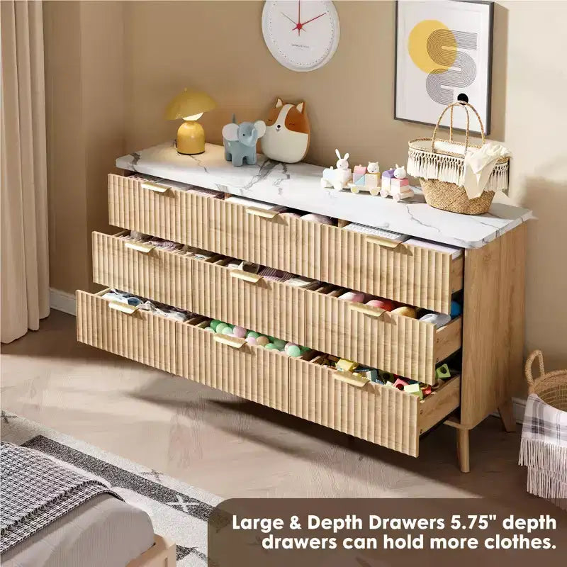 Cassettiera scanalata per camera da letto con 9 cassetti profondi, comò moderno largo 154 cm