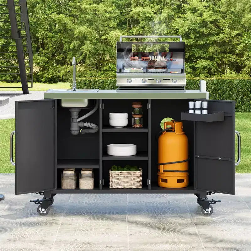 Isola cucina da esterno da 55,5 pollici con lavello in acciaio inossidabile 304, tavolo carrello grill in metallo con 4 ruote bloccabili