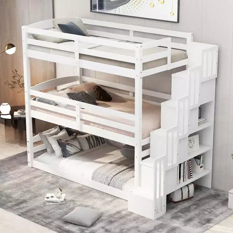 Letto a castello triplo a una piazza con scala portaoggetti, design separato per bambini