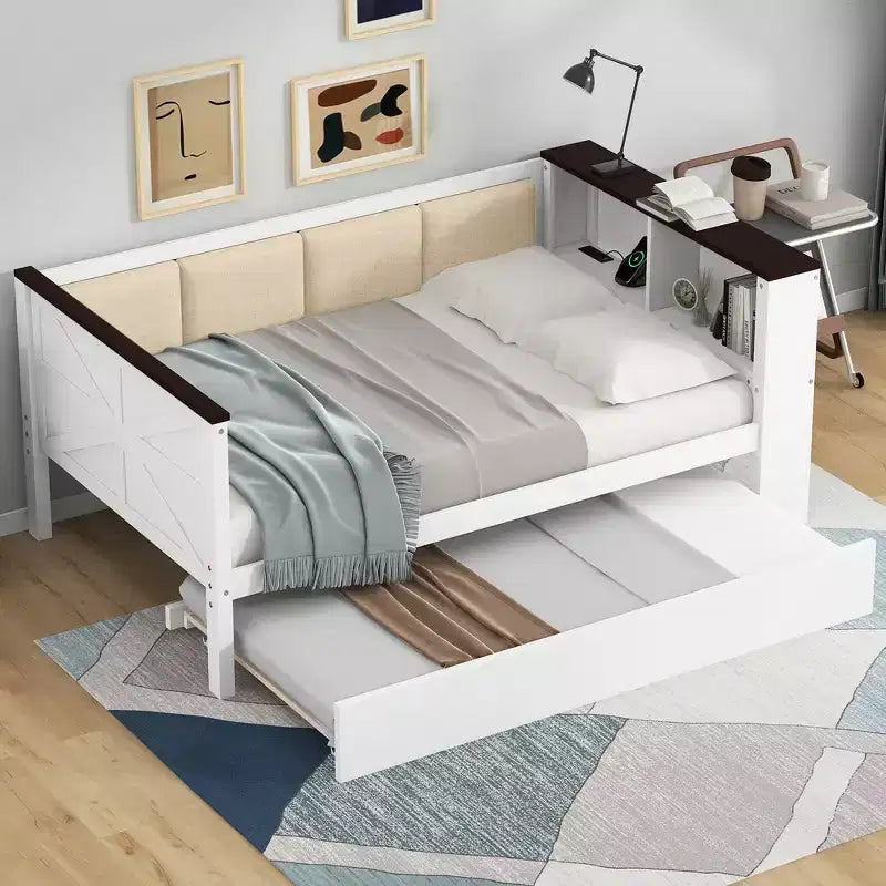 Letto a una piazza in legno con ripiani portaoggetti, schienale imbottito e letto estraibile