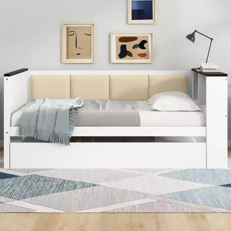 Letto a una piazza in legno con ripiani portaoggetti, schienale imbottito e letto estraibile