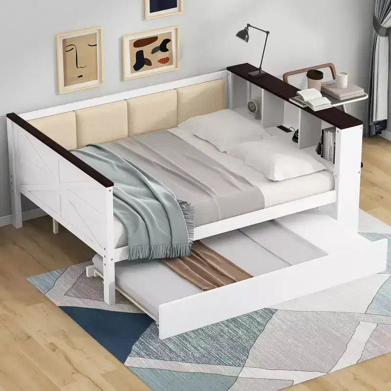 Letto a una piazza in legno con ripiani portaoggetti, schienale imbottito e letto estraibile