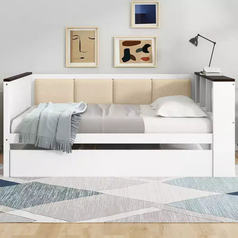 Letto a una piazza in legno con ripiani portaoggetti, schienale imbottito e letto estraibile