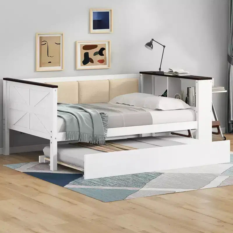 Letto a una piazza in legno con ripiani portaoggetti, schienale imbottito e letto estraibile