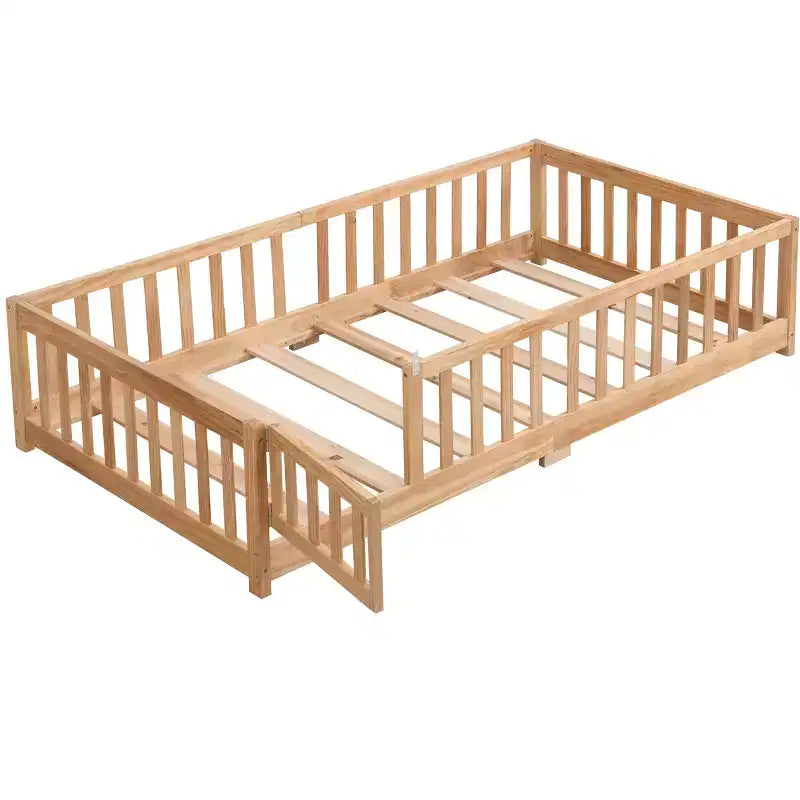 Letto a pavimento Montessori per bambini a grandezza naturale con recinzione e sponde di protezione per la cameretta