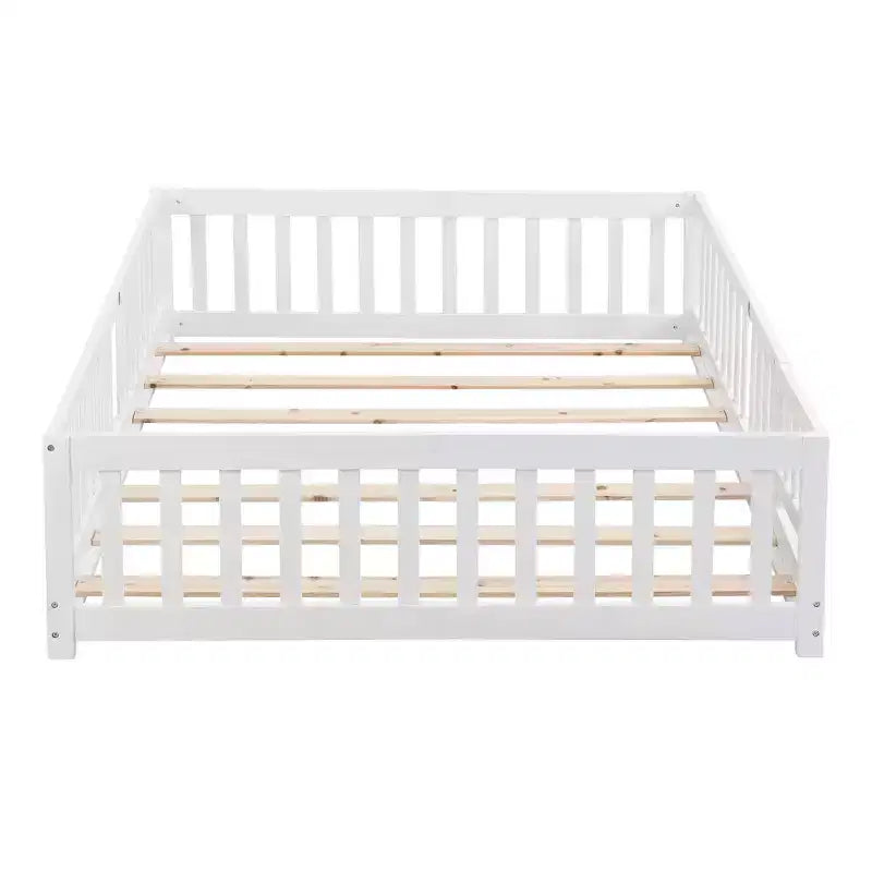 Letto a pavimento Montessori per bambini a grandezza naturale con recinzione e sponde di protezione per la cameretta