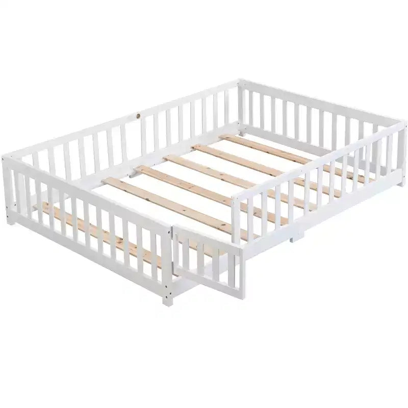 Letto a pavimento Montessori per bambini a grandezza naturale con recinzione e sponde di protezione per la cameretta