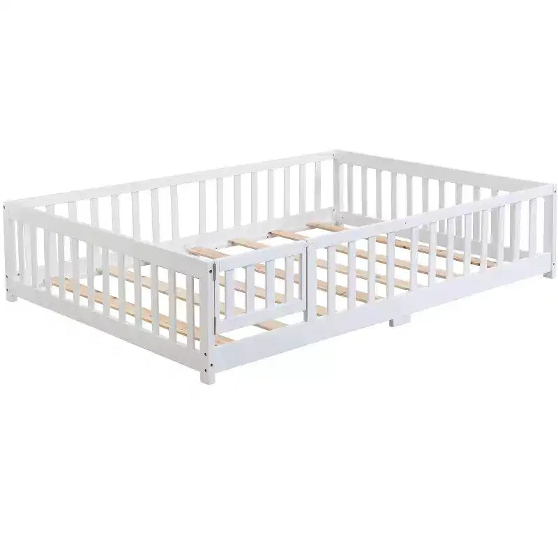 Letto a pavimento Montessori per bambini a grandezza naturale con recinzione e sponde di protezione per la cameretta