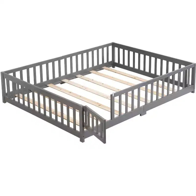 Letto a pavimento Montessori per bambini a grandezza naturale con recinzione e sponde di protezione per la cameretta