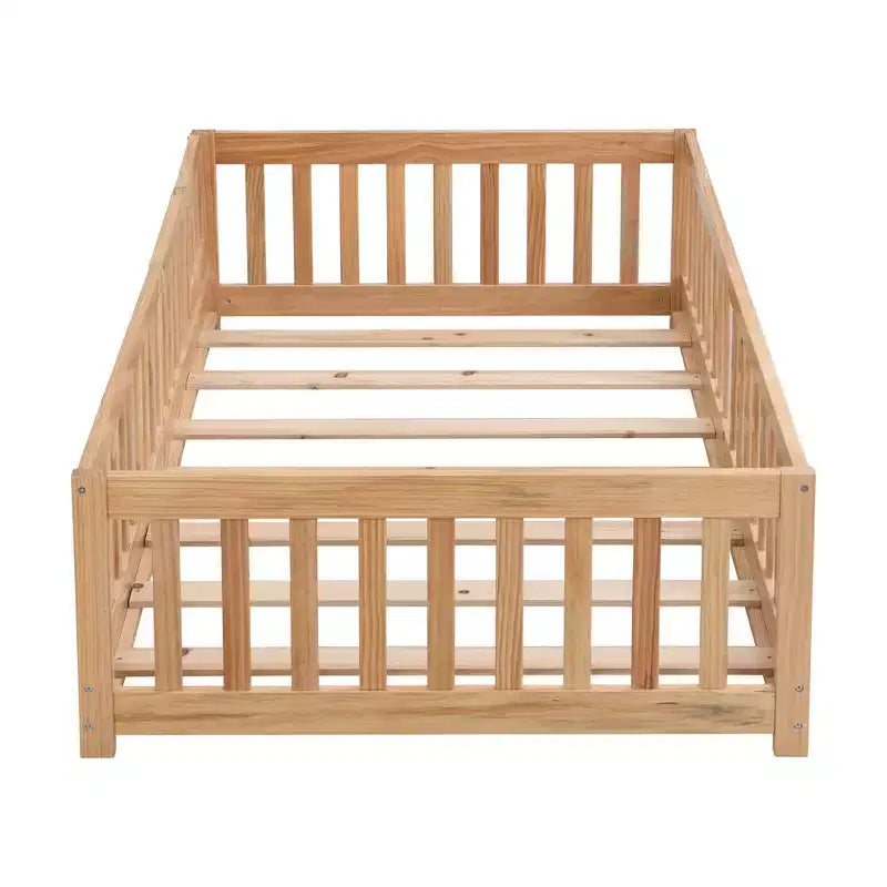 Letto a pavimento Montessori per bambini a grandezza naturale con recinzione e sponde di protezione per la cameretta