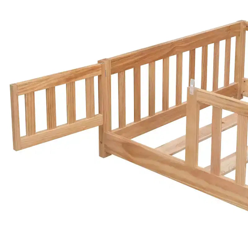 Letto a pavimento Montessori per bambini a grandezza naturale con recinzione e sponde di protezione per la cameretta
