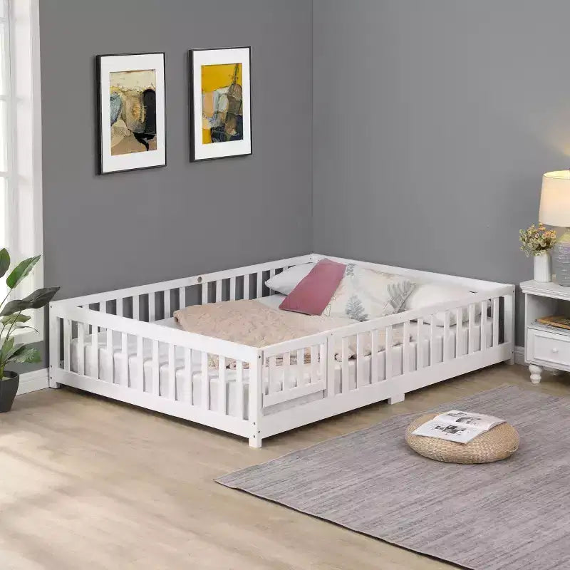Letto a pavimento Montessori per bambini a grandezza naturale con recinzione e sponde di protezione per la cameretta