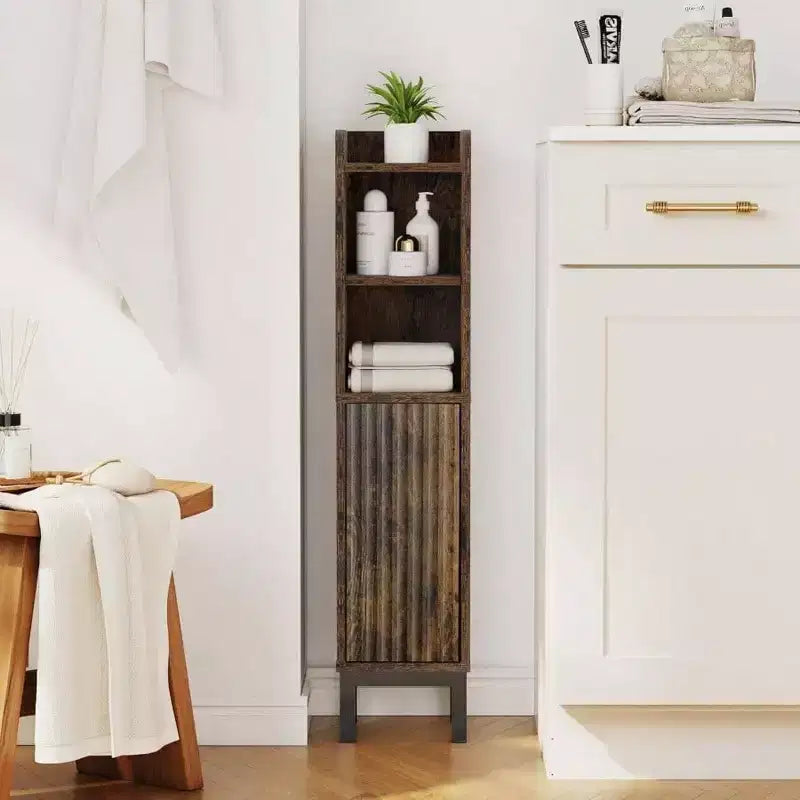 Mobiletto angolare stretto da terra per bagno piccolo con ante e ripiani, per carta igienica