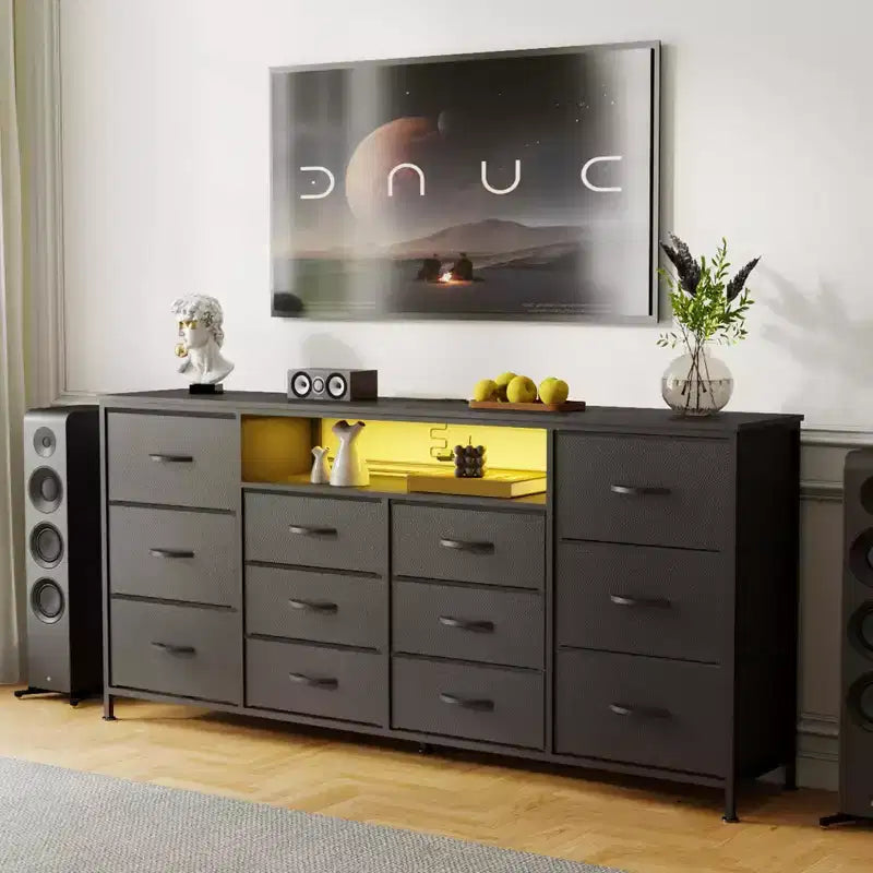 Cassettiera a 12 cassetti per TV da 65 70 75 pollici, mobile extra lungo da 63" W, bianco, per camera da letto con luci LED e prese di corrente, cassetti in tessuto per armadio