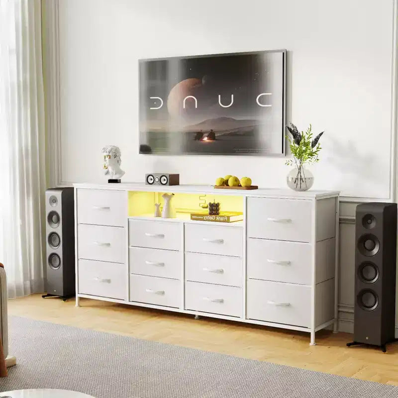 Cassettiera a 12 cassetti per TV da 65 70 75 pollici, mobile extra lungo da 63" W, bianco, per camera da letto con luci LED e prese di corrente, cassetti in tessuto per armadio