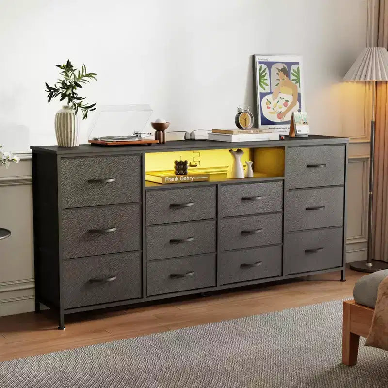 Cassettiera a 12 cassetti per TV da 65 70 75 pollici, mobile extra lungo da 63" W, bianco, per camera da letto con luci LED e prese di corrente, cassetti in tessuto per armadio
