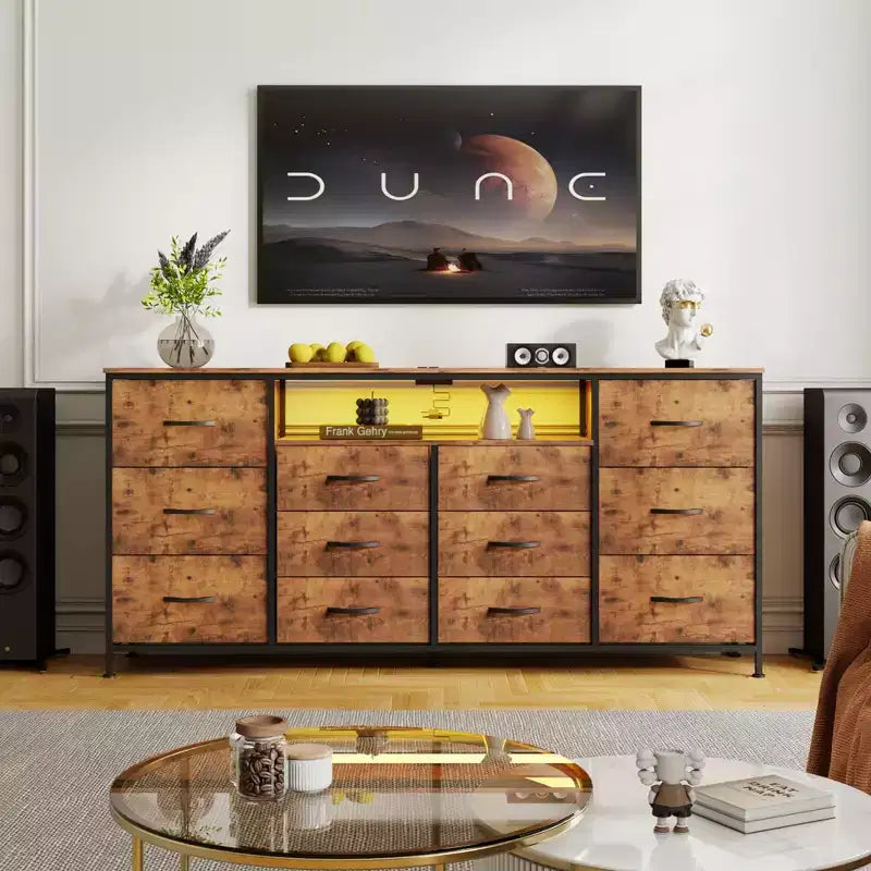 Cassettiera a 12 cassetti per TV da 65 70 75 pollici, mobile extra lungo da 63" W, bianco, per camera da letto con luci LED e prese di corrente, cassetti in tessuto per armadio