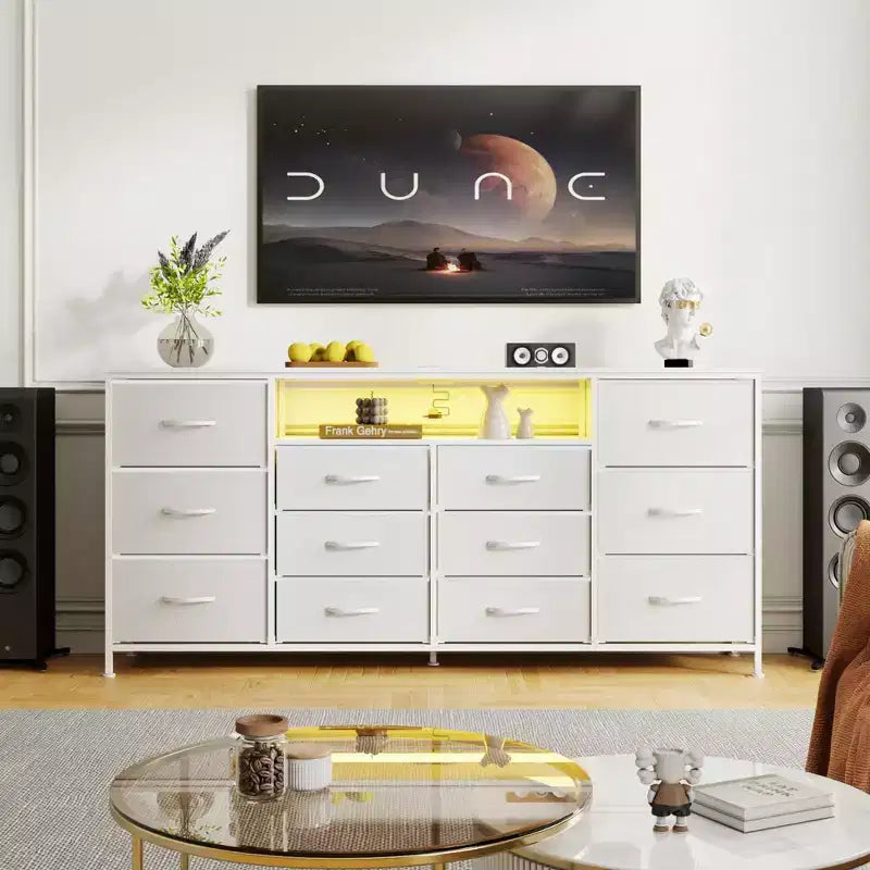 Cassettiera a 12 cassetti per TV da 65 70 75 pollici, mobile extra lungo da 63" W, bianco, per camera da letto con luci LED e prese di corrente, cassetti in tessuto per armadio